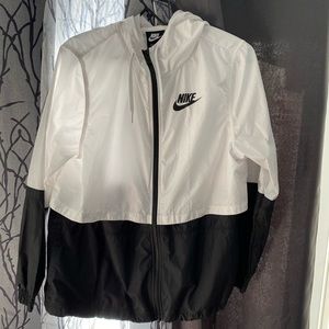 Medium Nike wind breaker